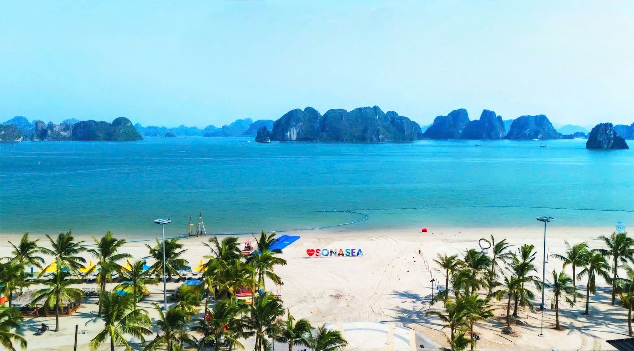 Các bãi biển ở Quảng Ninh khu vực Vân Đồn nổi bật với Bãi Dài với không gian mênh mông, lý tưởng để trút bỏ mỏi mệt và tìm lại năng lượng mới 